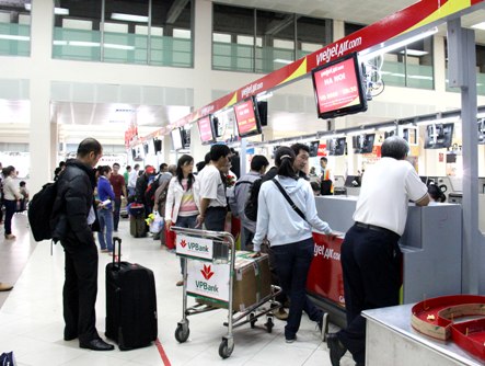 vhdn-khach-hang-lam-thu-tuc-tai-quay-check-in